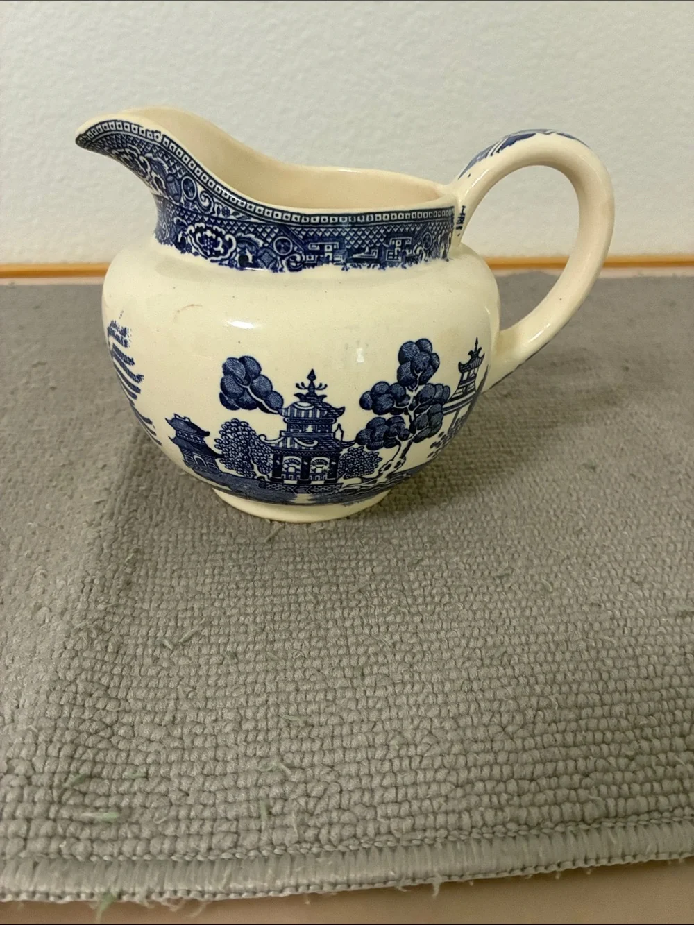 Vintage Blue willow transfer where picture. Good condition.
